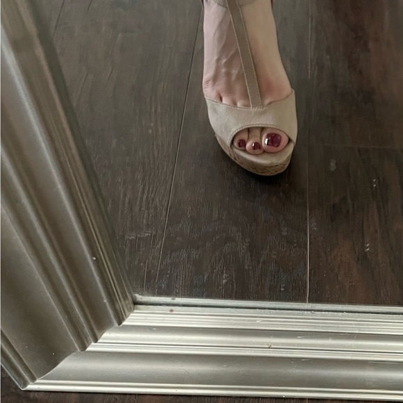 Charles David nude wedges size 7M - Picture 4 of 4